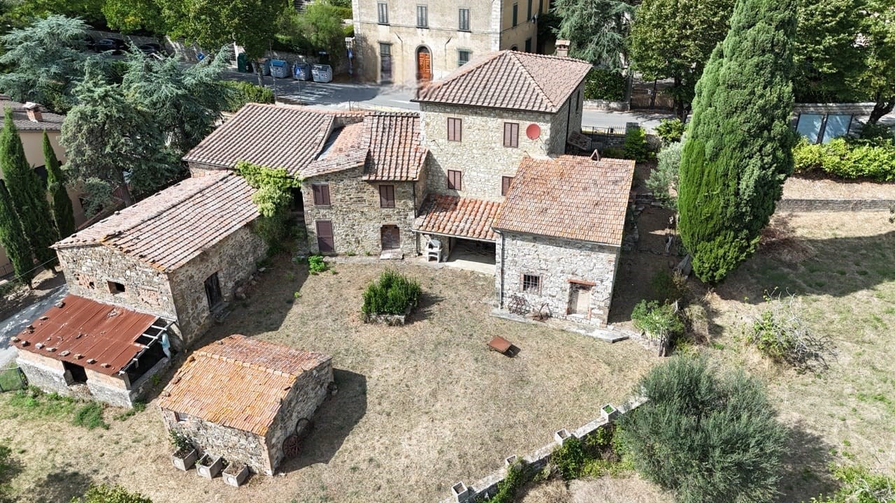 CASTELLINA IN CHIANTI. Complesso colonico con 1 ha di terreno