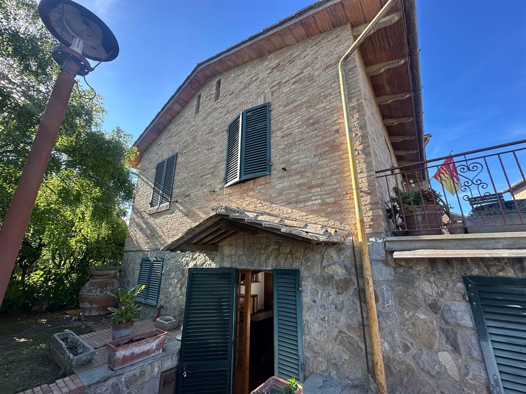 Fabbricato indipendente a pochi km dal centro storico di Siena