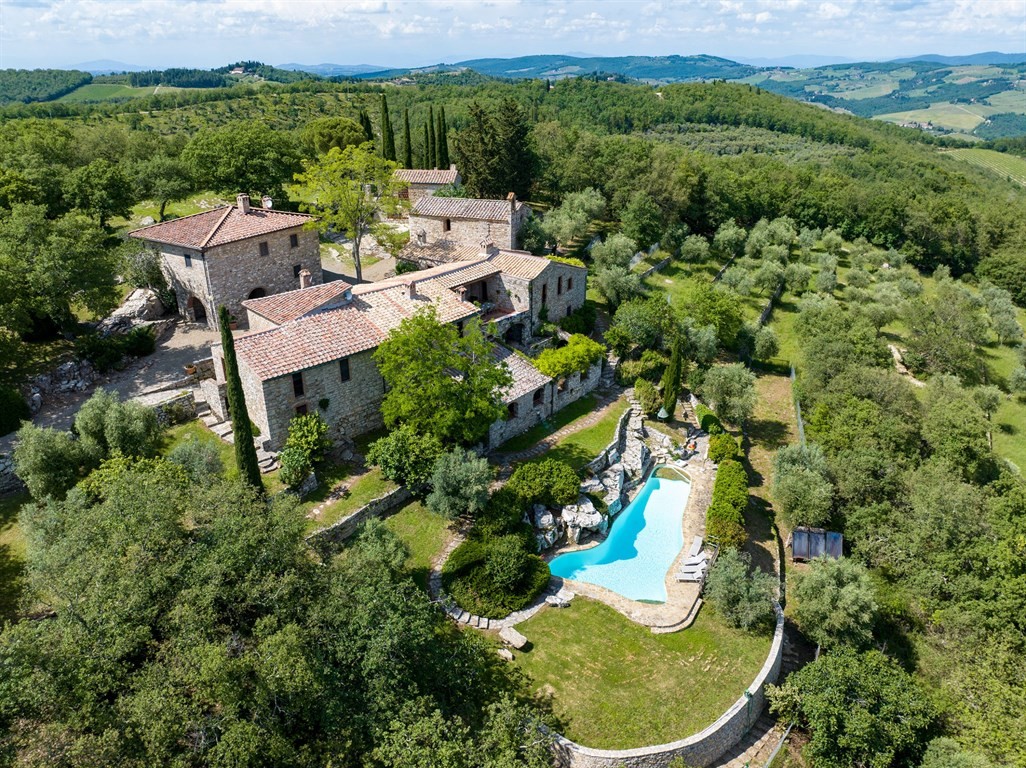 CASTELLINA IN CHIANTI. Meraviglioso borgo risalente al XII°Secolo nel cuore del Chianti, con 80 ha di terreno