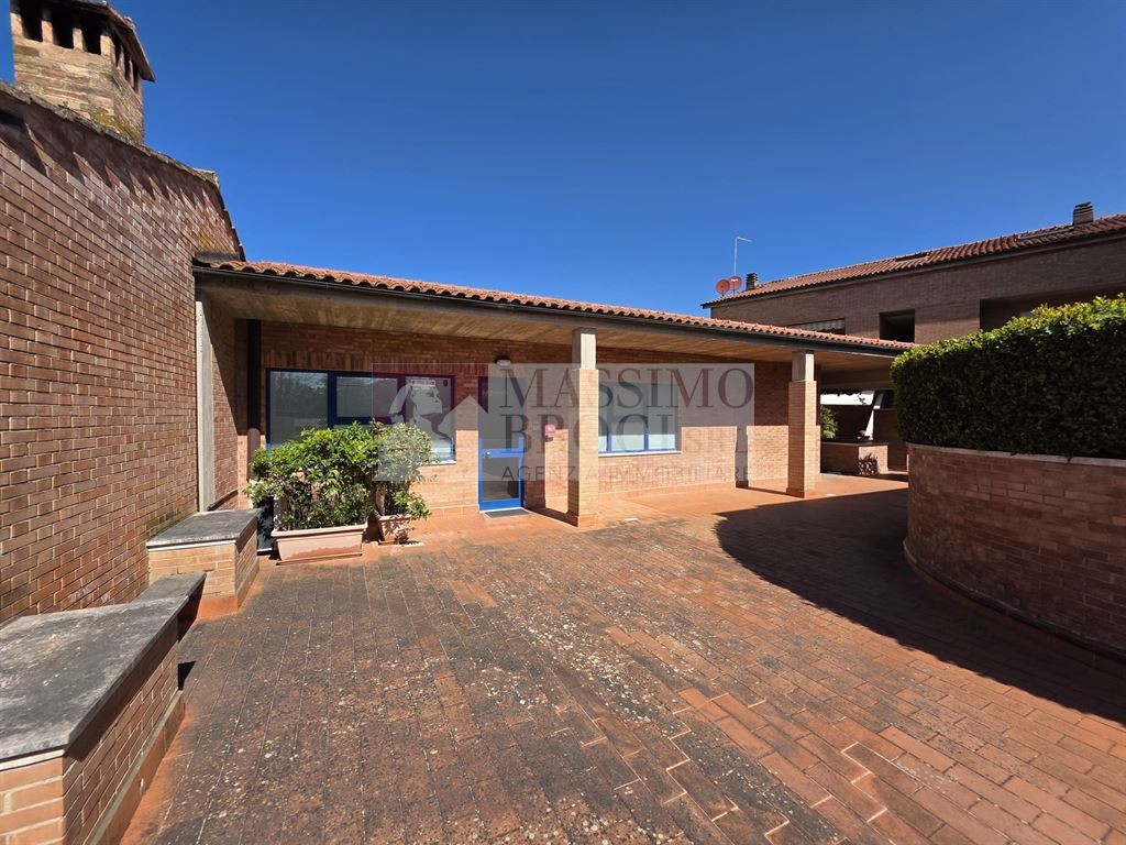 SIENA, SCACCIAPENSIERI. VENDESI ufficio di 125 mq