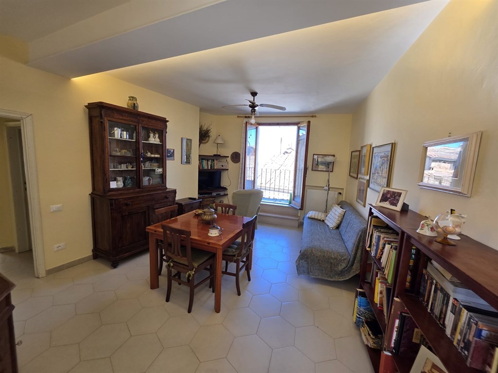 VENDESI APPARTAMENTO DI CIRCA 240MQ NEL CENTRO STORICO DI SIENA, CON BALCONE E CANTINA