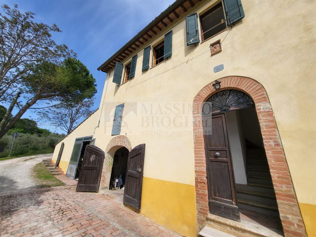 SIENA: IMMEDIATE VICINANZE DEL CENTRO, ZONA CERTOSA. Porzione di fabbricato con terreno