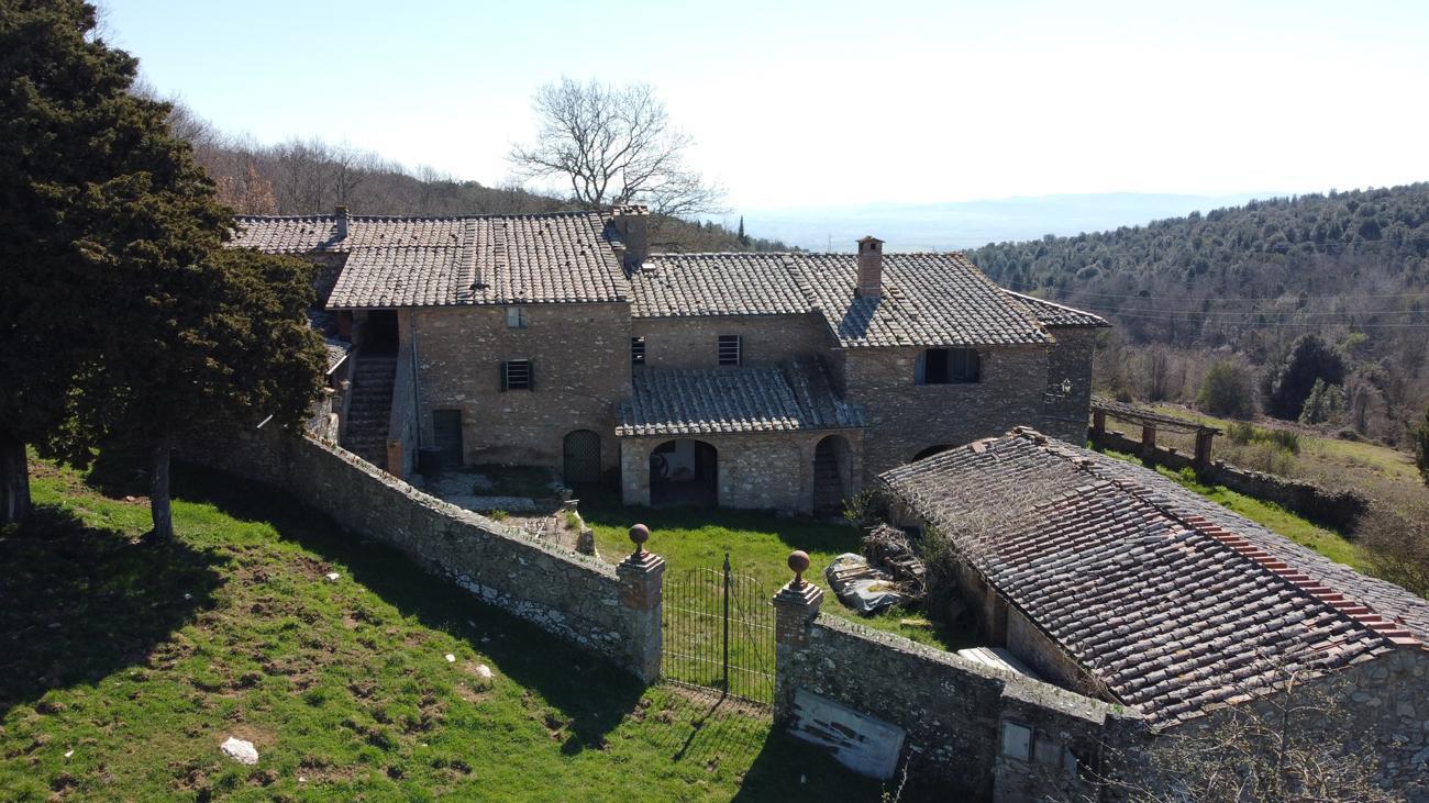 MONTAGNOLA SENESE. Complesso colonico da ristrutturare, mq 850, con 26 ha di terreno