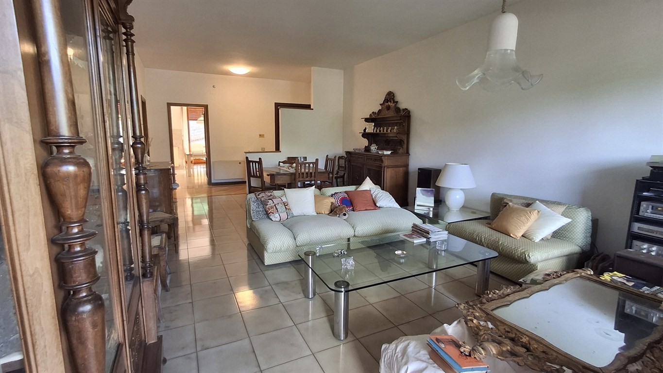 SIENA, ZONA SEMICENTRALE. Elegante appartamento di 150 mq, con garage