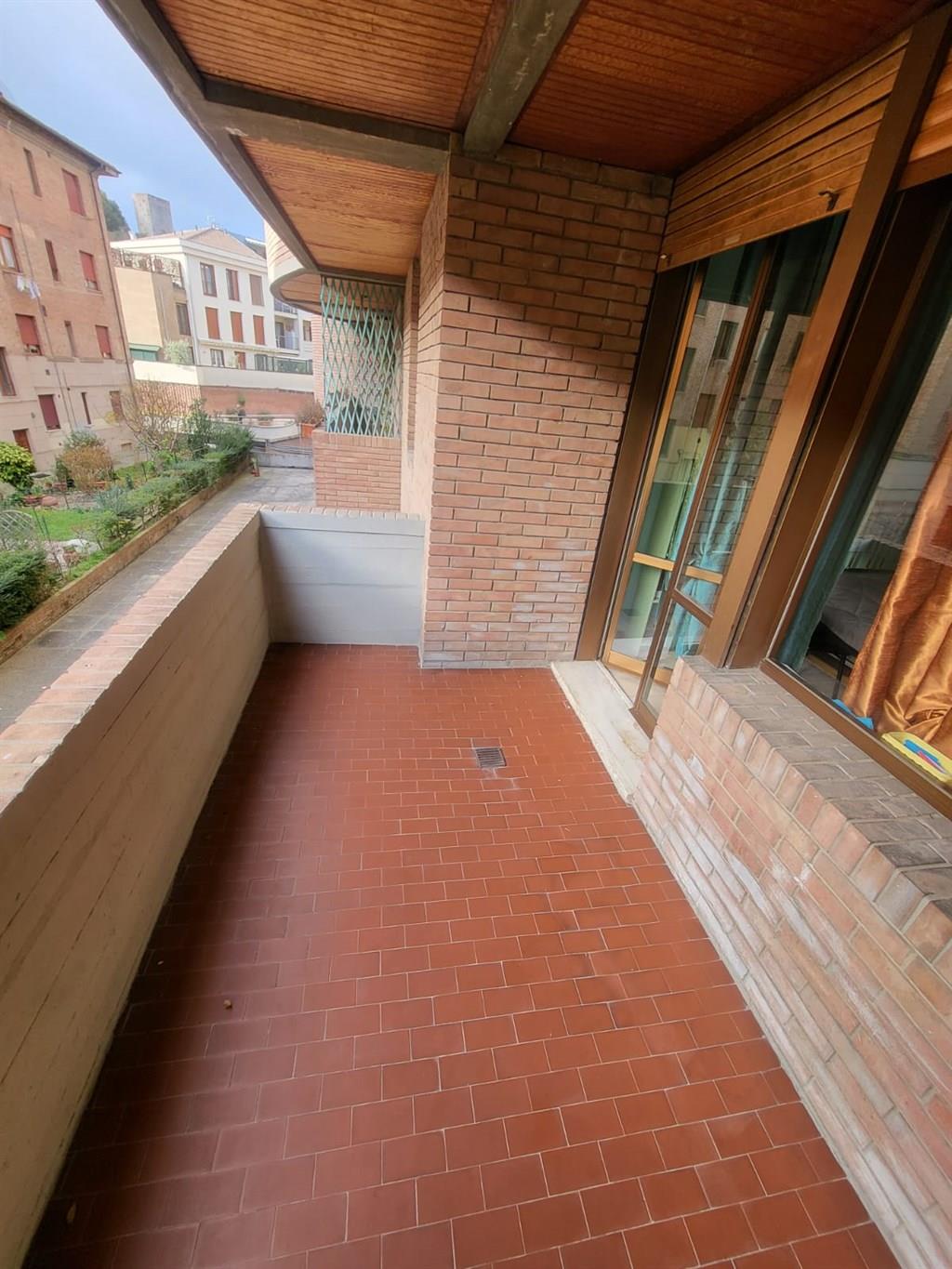 Appartamento posto al piano primo con cantina, doppi servizi e due terrazzi
