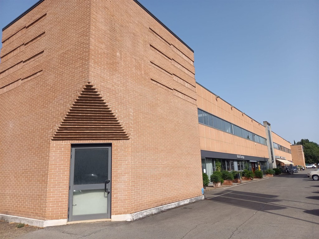 SIENA, ZONA DUE PONTI. Uffici da 90 a 120 mq