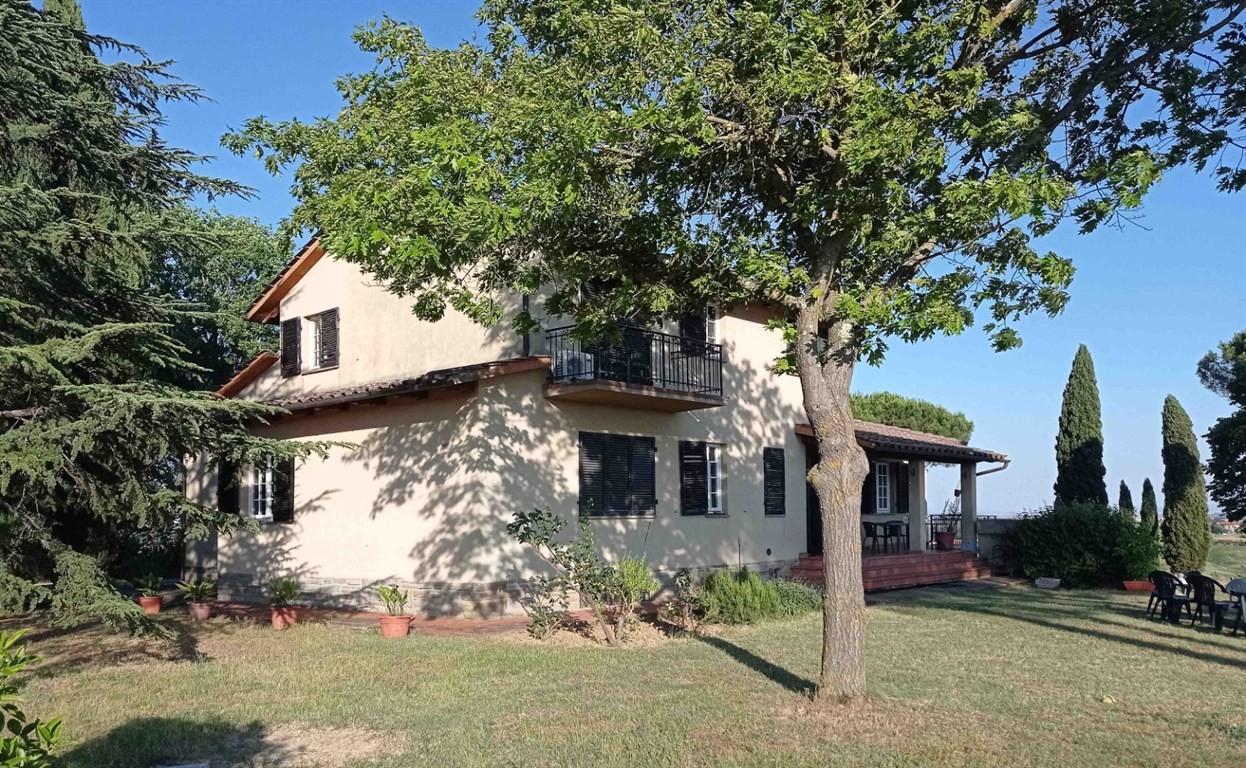 SIENA, IMMEDIATE VICINANZE DELLA CITTA'. Villetta unifamiliare con ampio giardino e terreno.