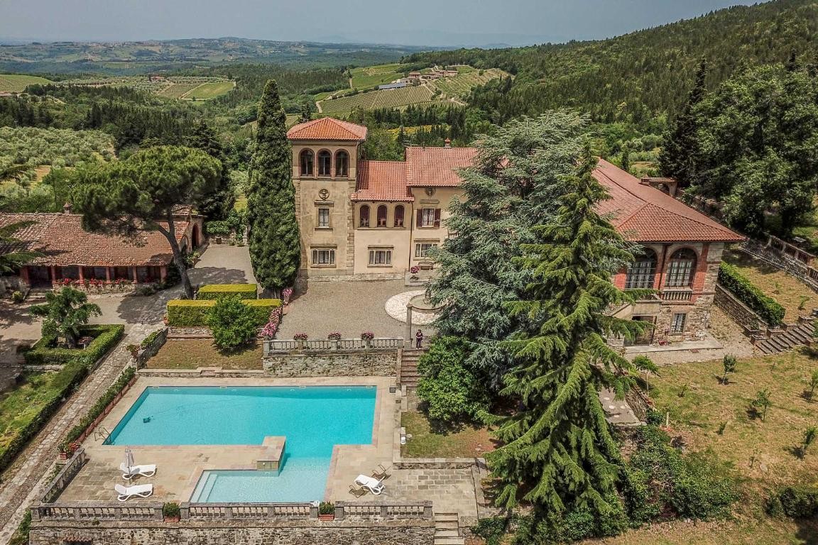 Tenuta di 158,5 ettari con villa storica, vigneto Chianti Classico DOCG (19,4 ha), oliveto (21,2 ha) e agriturismo.