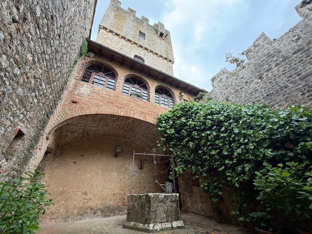 CASTELLO DELLA CHIOCCIOLA - MONTERIGGIONI