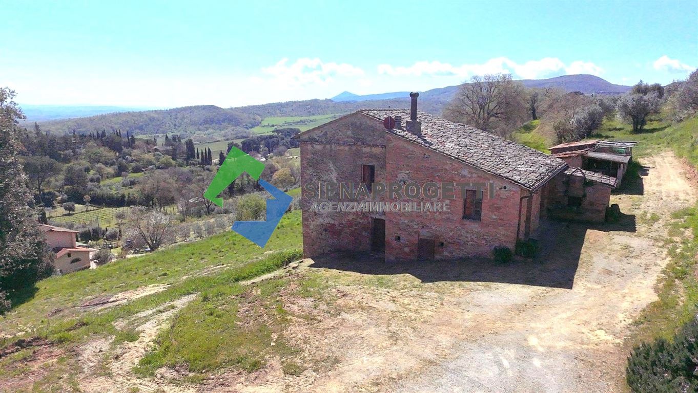 Montepulciano in posizione dominante suggestivo casale da ristrutturare a pochi passi dal Centro storico