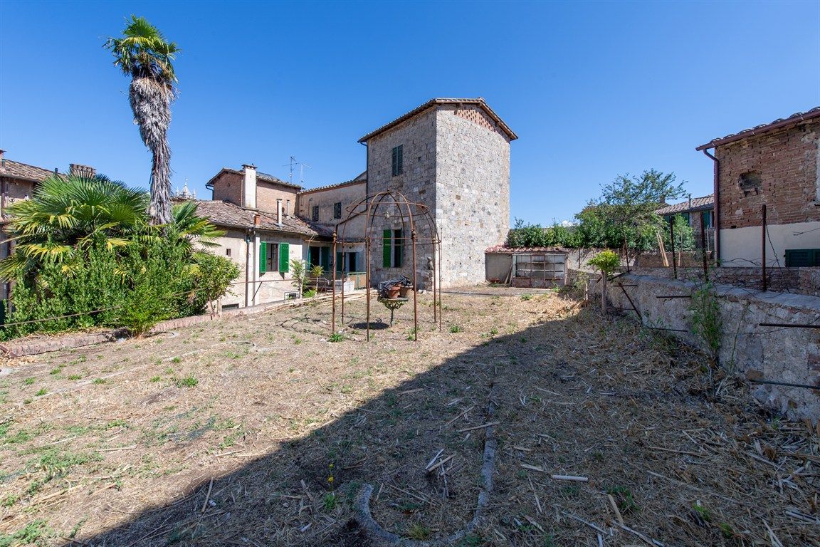 SIENA,CENTRO STORICO: QUATTRO CANTONI. Elegante appartamento con giardino privato , in palazzo rinascimentale con torre medievale