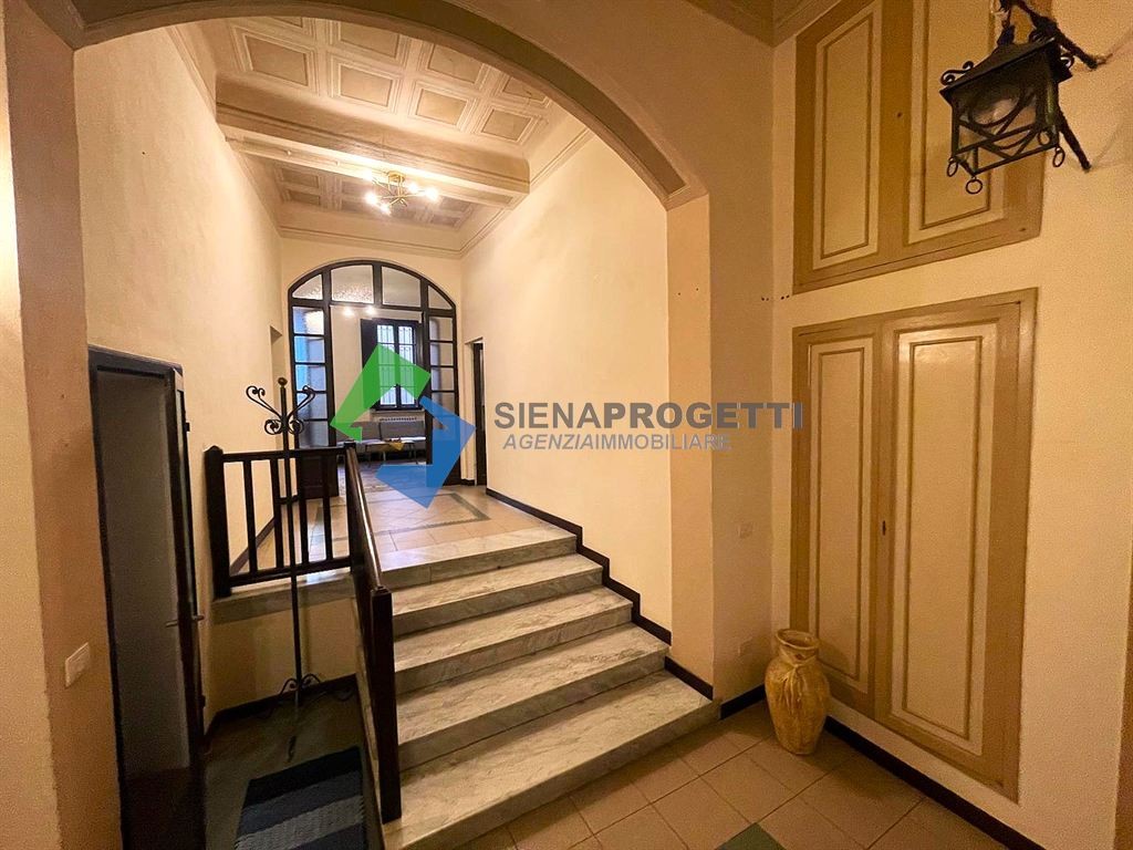 Un Gioiello Segreto nel Cuore di Siena, Centro storico con giardino privato e tre posti auto.