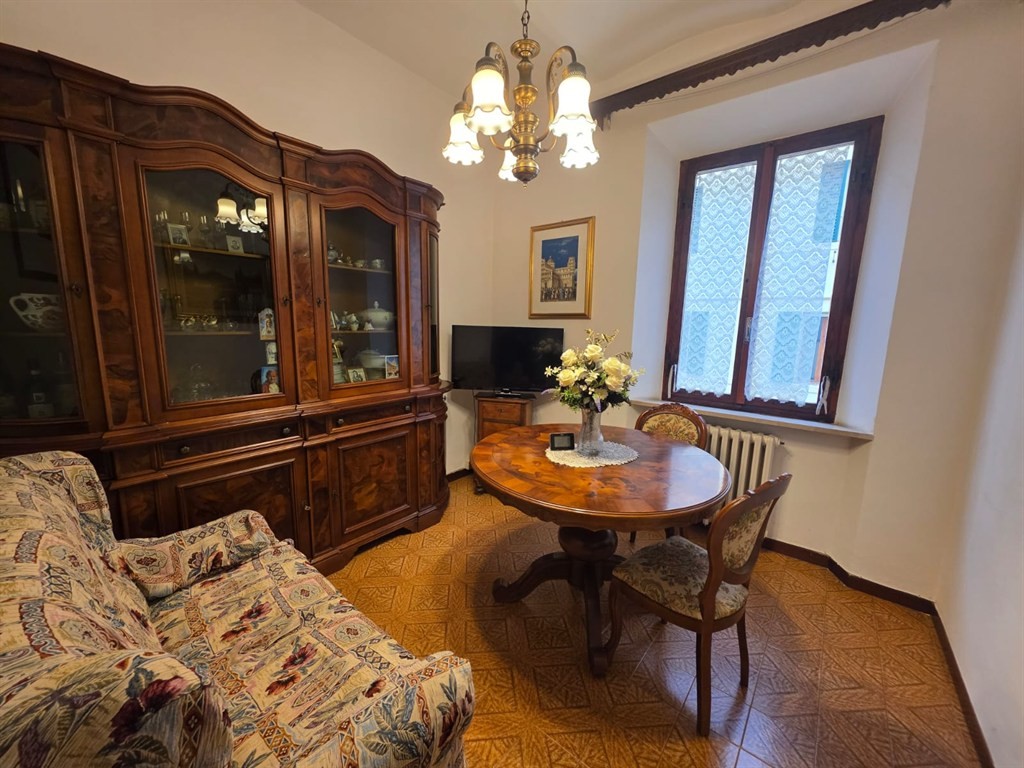 Porta Camollia, appartamento con garage e cantina