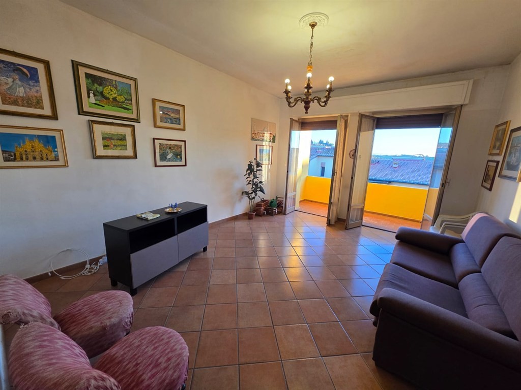 SIENA,ZONA PETRICCIO. Luminoso appartamento di 5 vani