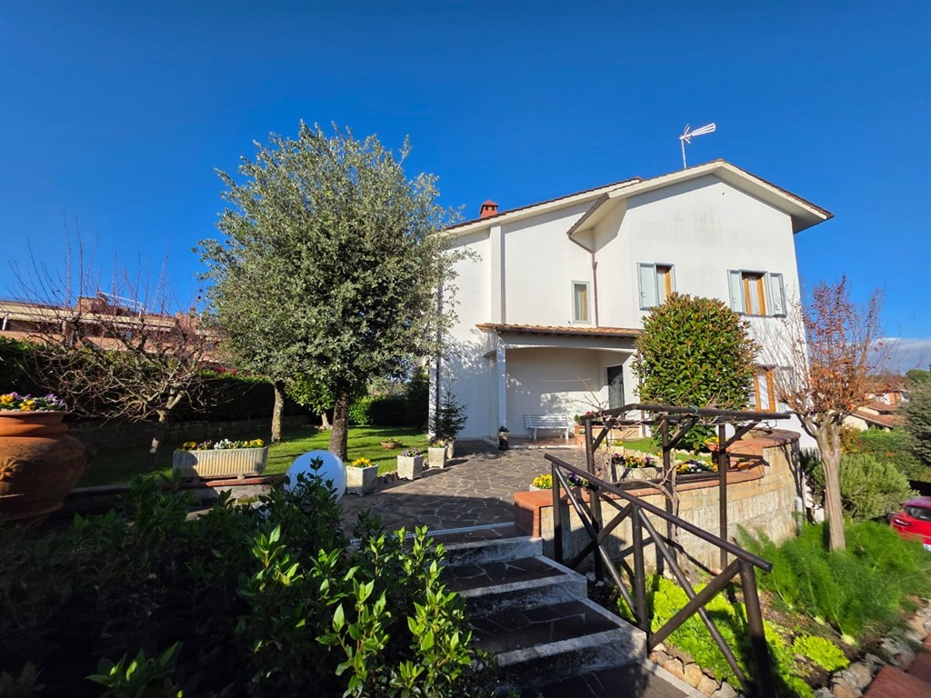 LA RIPA (Castelnuovo B.ga), terra-tetto in contesto bifamiliare con ampio giardino