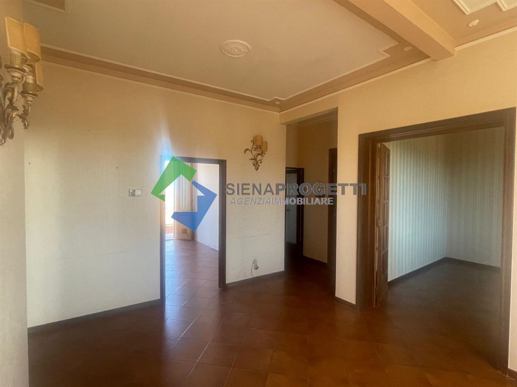 In viale Cavour appartamento molto luminoso  posto al 3° piano con ascensore.