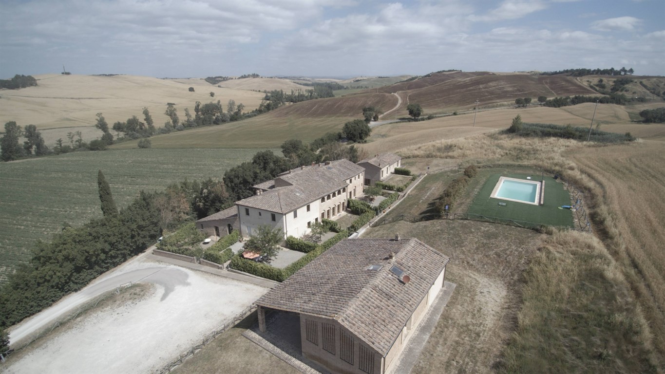 CAMPAGNA SENESE. Vendesi, appartamento in borgo ristrutturato