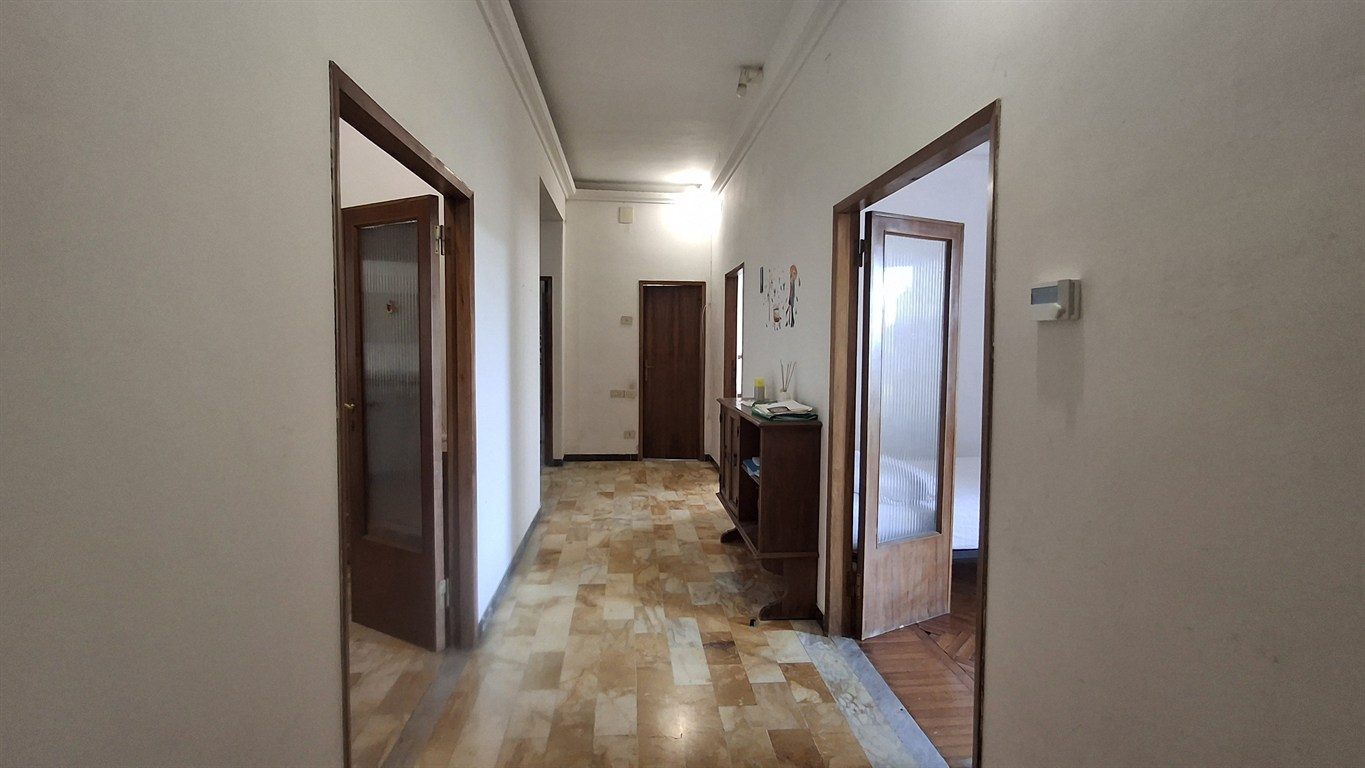 SIENA,SEMICENTRO: VIALE MAZZINI. Appartamento di 4 vani da ristrutturare