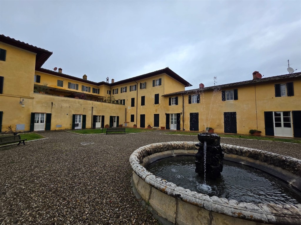 SIENA,A POCHI MINUTI DALLA CITTA'. Prestigioso appartamento in villa nobile